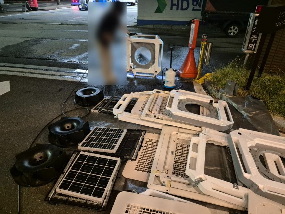에어컨 분해청소 부품 고압 세척 현장 사진
